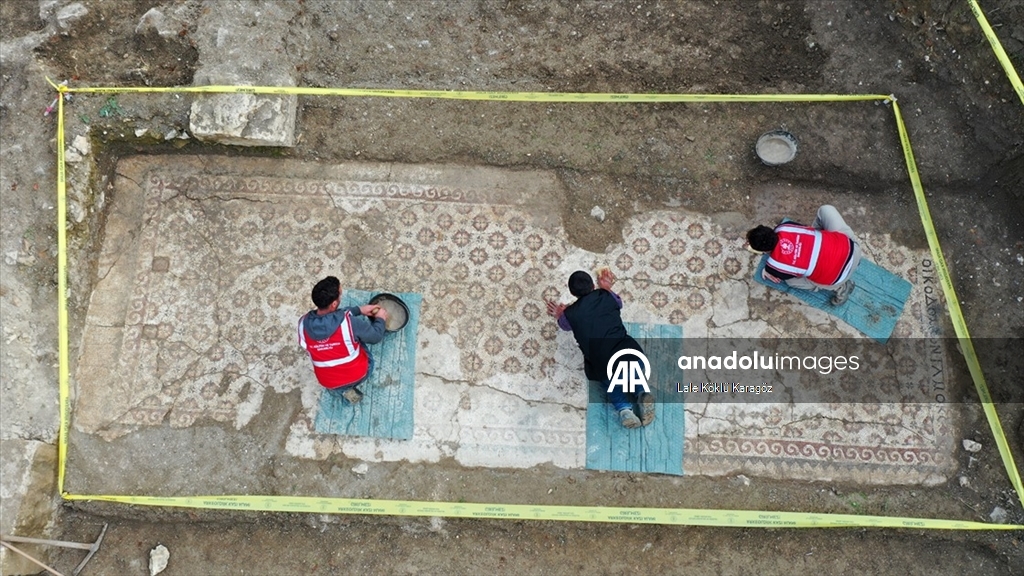 Hatay'da temel kazısında Geç Antik Çağ'a ait mozaik bulundu