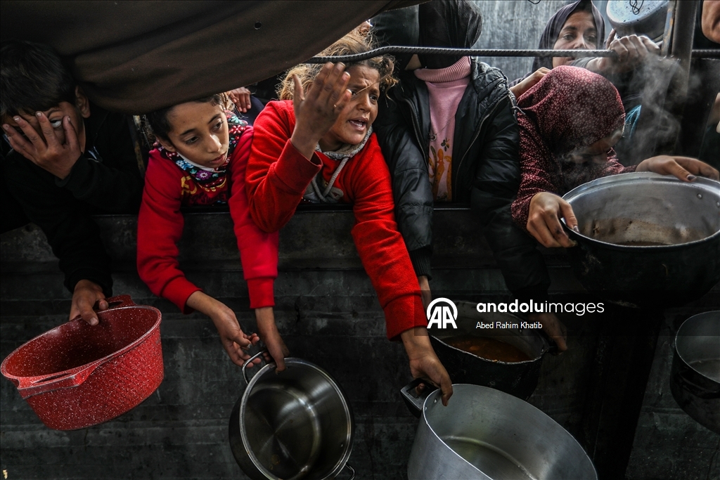 Gazze'nin Han Yunus kentindeki Filistinlilere yemek dağıtımı yapıldı