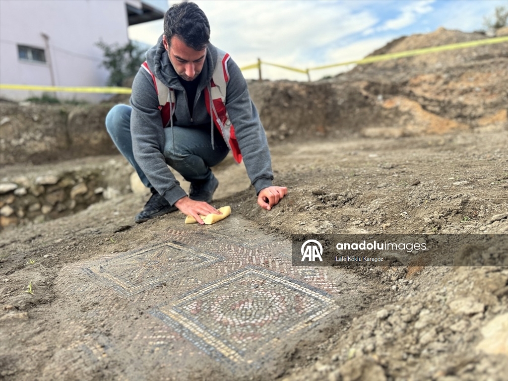 Hatay'da temel kazısında Geç Antik Çağ'a ait mozaik bulundu