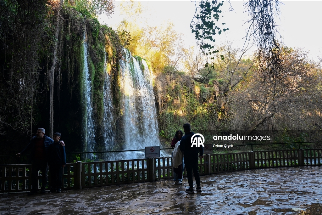 وجهة طبيعية بارزة في أنطاليا التركية.. شلال دودن يستقطب 900 ألف سائح