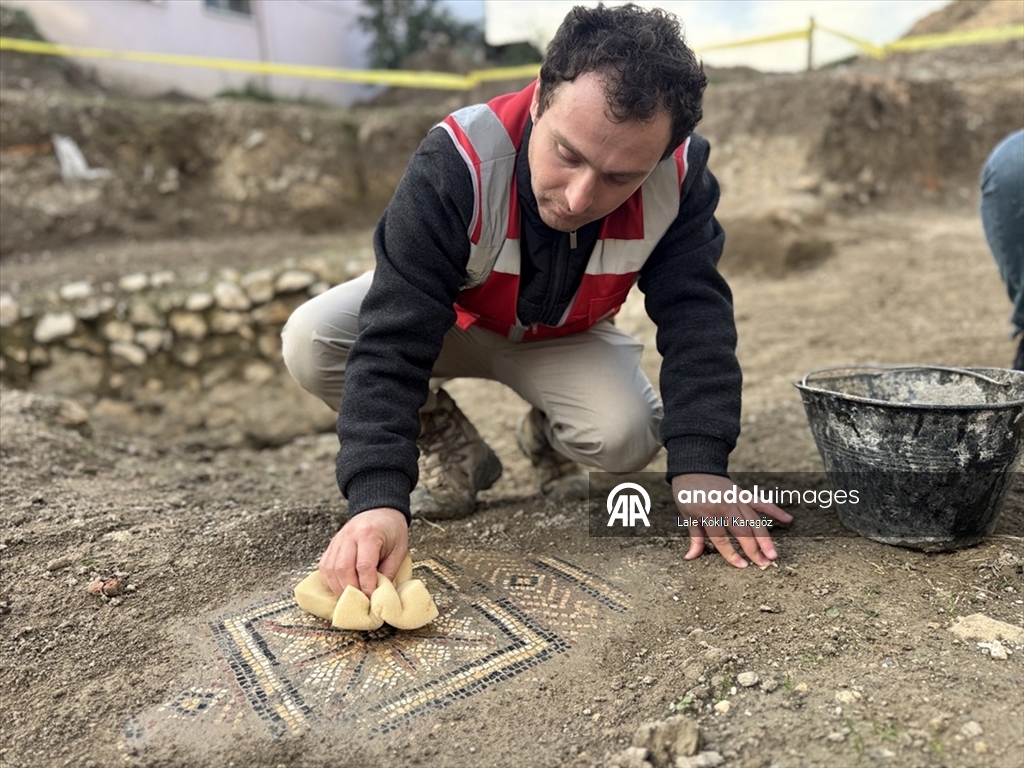 Hatay'da temel kazısında Geç Antik Çağ'a ait mozaik bulundu