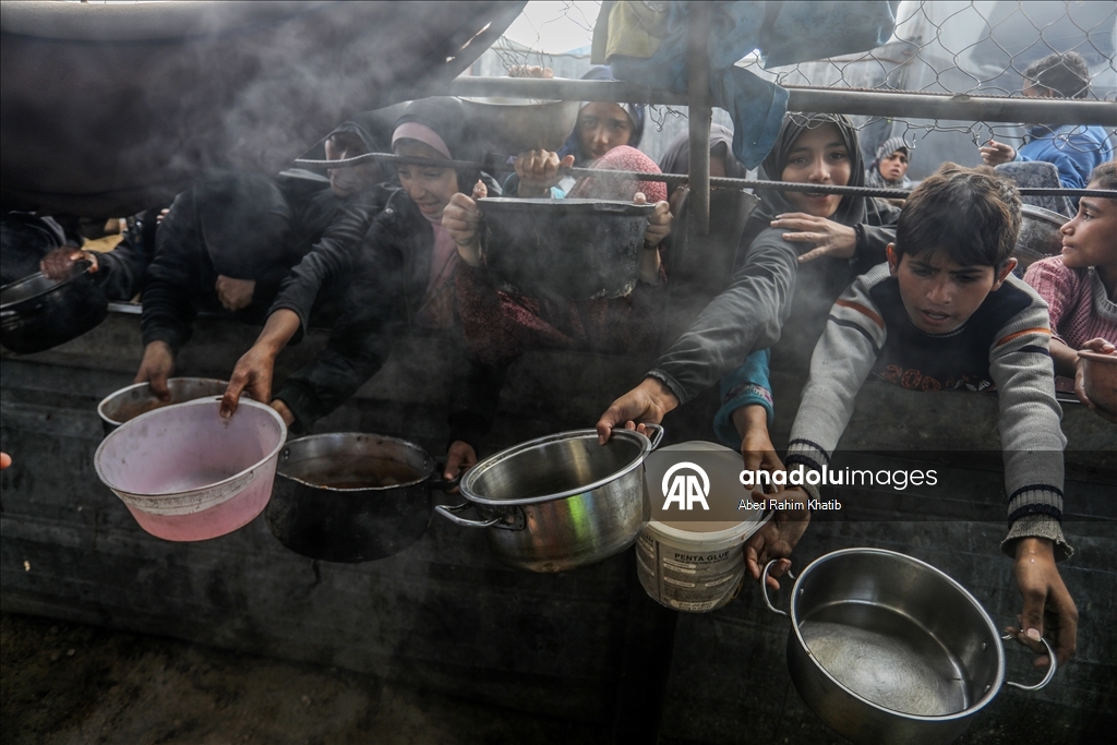 Gazze'nin Han Yunus kentindeki Filistinlilere yemek dağıtımı yapıldı