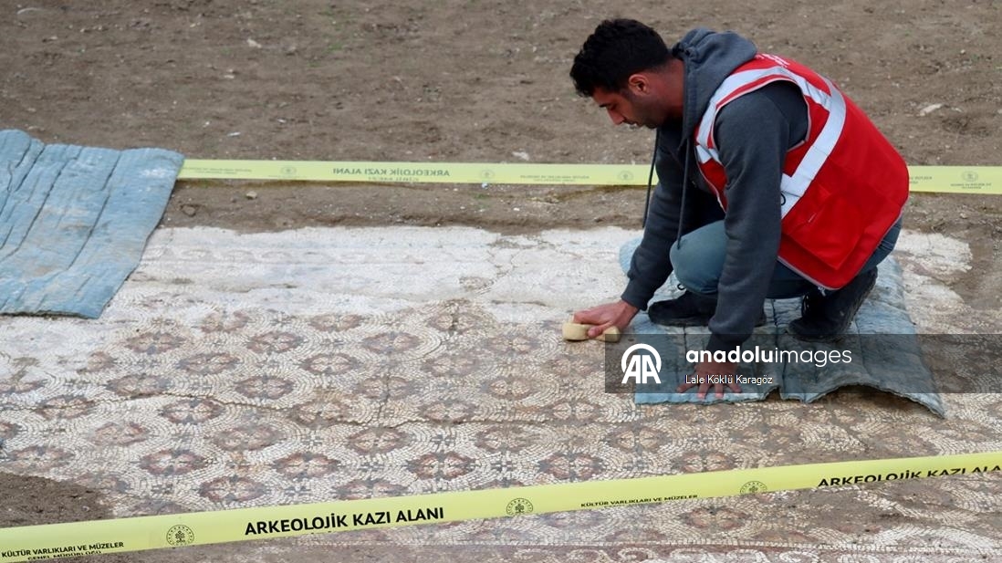 Hatay'da temel kazısında Geç Antik Çağ'a ait mozaik bulundu