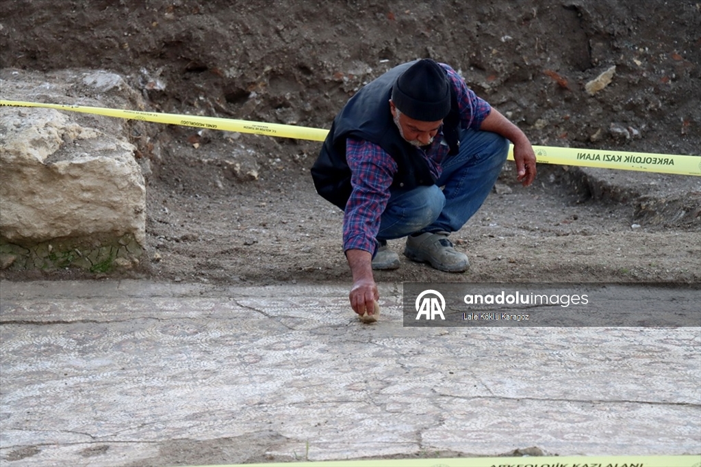 Hatay'da temel kazısında Geç Antik Çağ'a ait mozaik bulundu