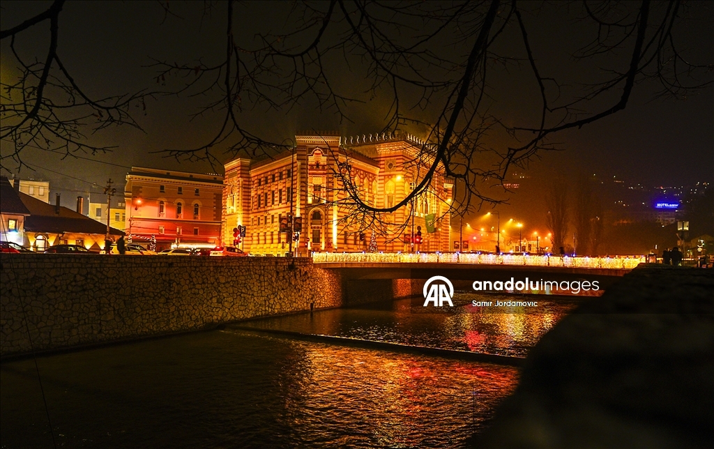 Мосты в Сараево осветили новогодней иллюминацией