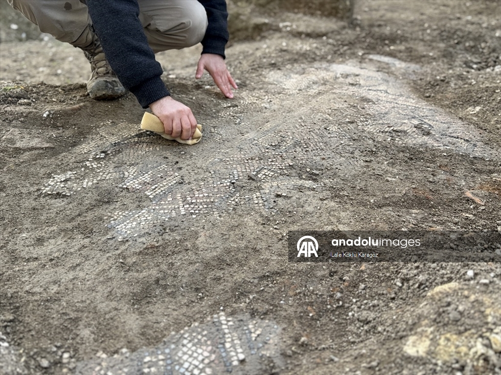 Hatay'da temel kazısında Geç Antik Çağ'a ait mozaik bulundu