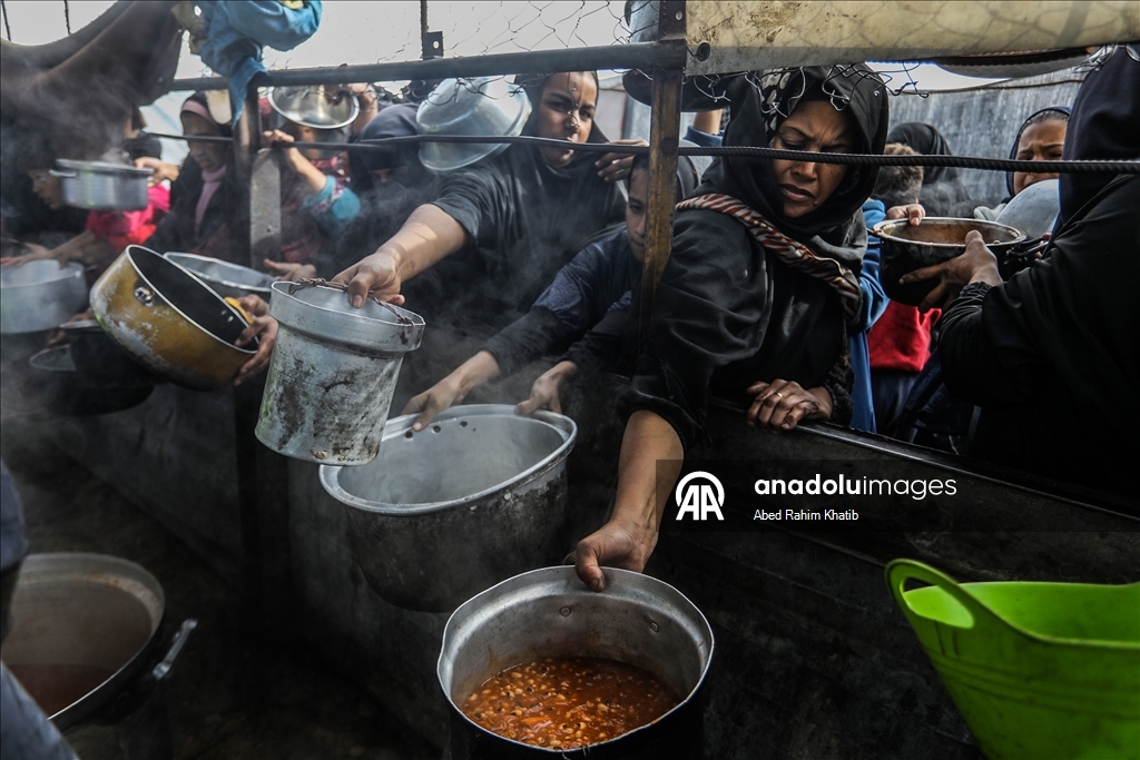 Gazze'nin Han Yunus kentindeki Filistinlilere yemek dağıtımı yapıldı