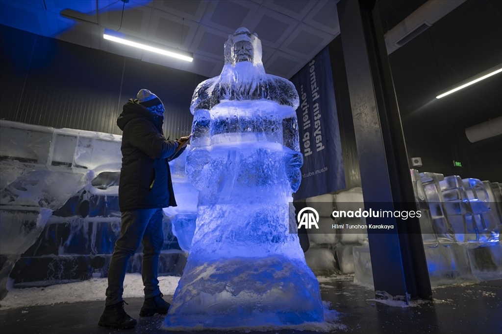 Türk kültüründe öne çıkan karakter ve malzemeleri buza işlediler
