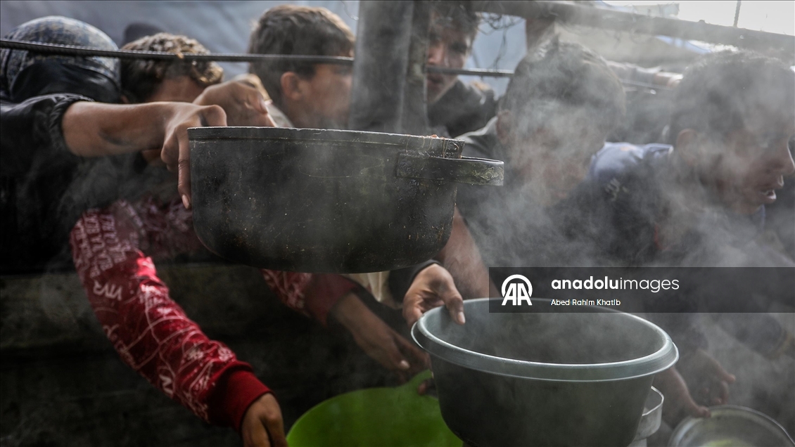 Gazze'nin Han Yunus kentindeki Filistinlilere yemek dağıtımı yapıldı