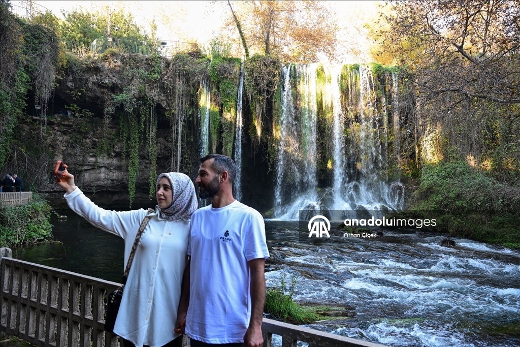 وجهة طبيعية بارزة في أنطاليا التركية.. شلال دودن يستقطب 900 ألف سائح
