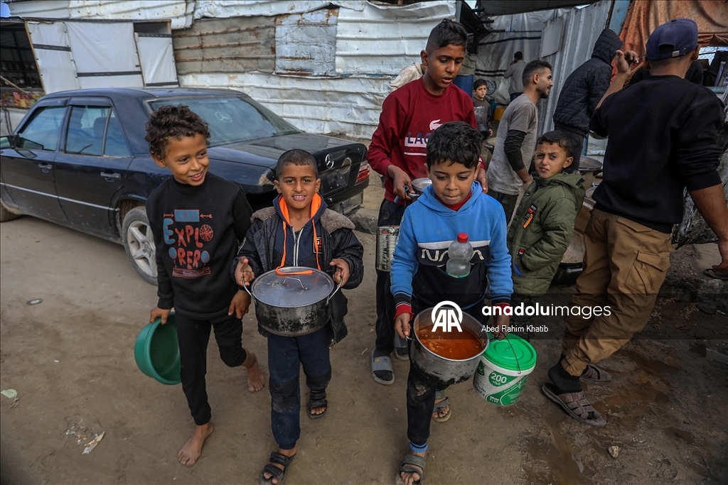 Gazze'nin Han Yunus kentindeki Filistinlilere yemek dağıtımı yapıldı