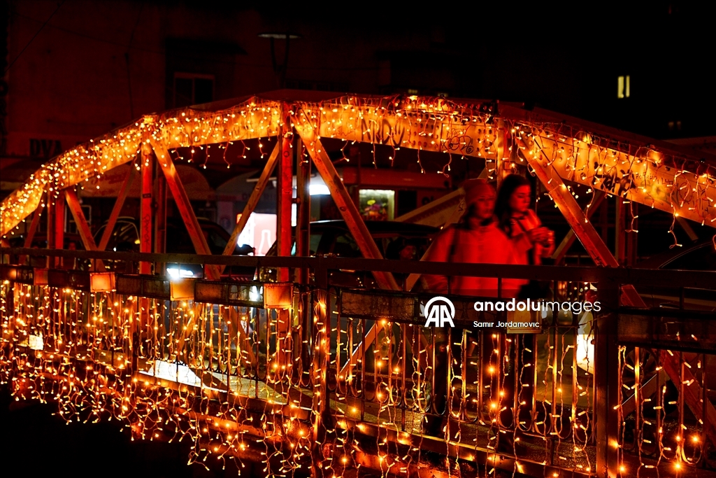Мосты в Сараево осветили новогодней иллюминацией