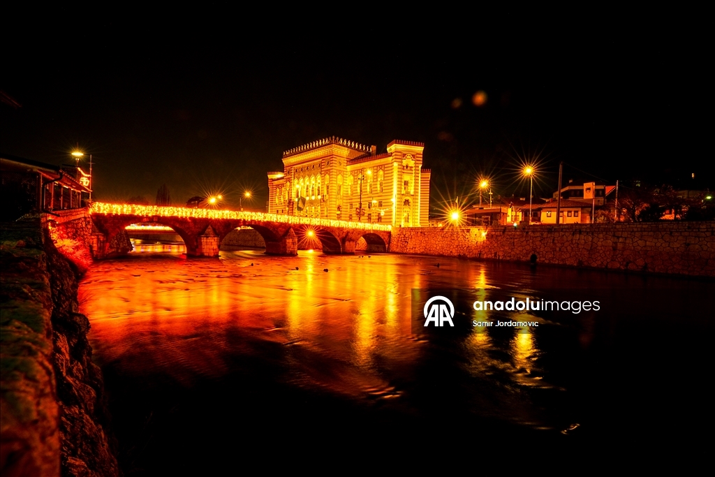 Мосты в Сараево осветили новогодней иллюминацией