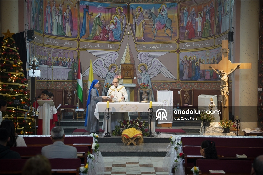 بطريرك اللاتين في القدس يترأس قداس عيد الميلاد في كنيسة بغزة