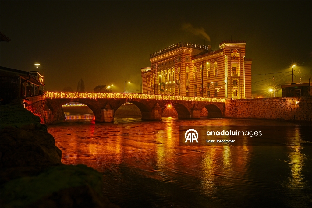 Мосты в Сараево осветили новогодней иллюминацией