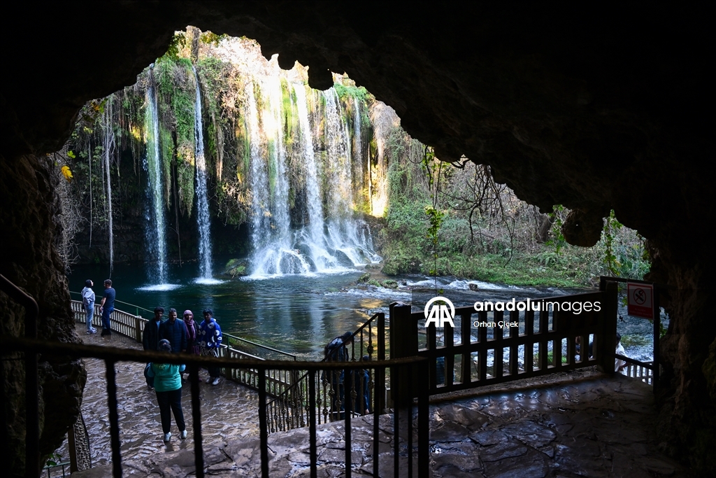 وجهة طبيعية بارزة في أنطاليا التركية.. شلال دودن يستقطب 900 ألف سائح