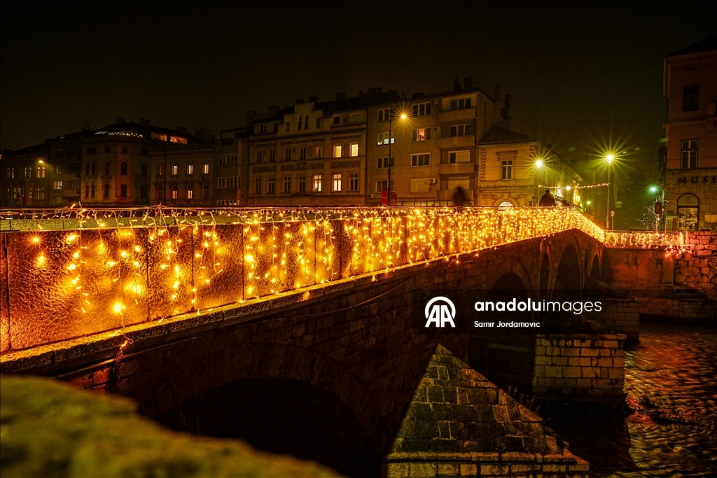 Мосты в Сараево осветили новогодней иллюминацией