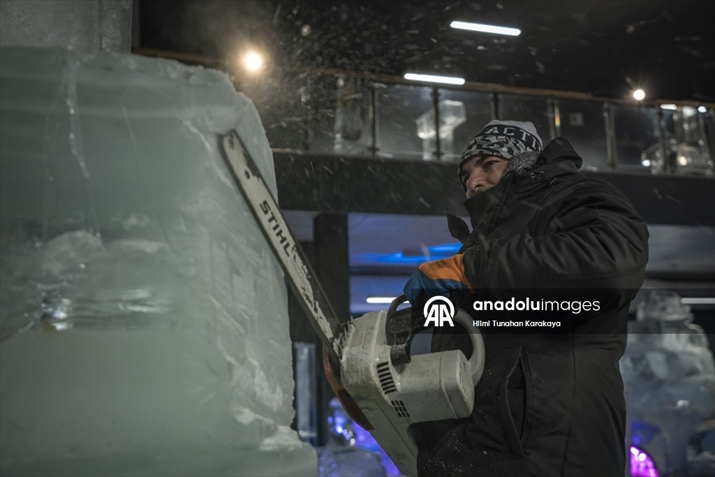 Türk kültüründe öne çıkan karakter ve malzemeleri buza işlediler