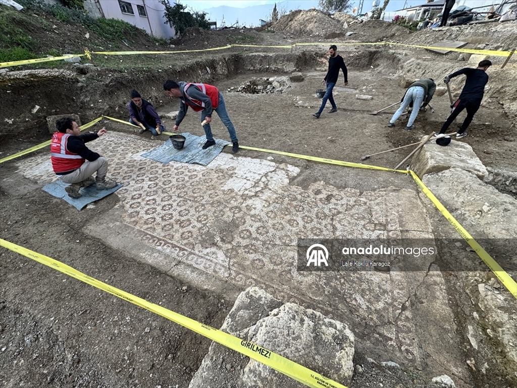 Hatay'da temel kazısında Geç Antik Çağ'a ait mozaik bulundu