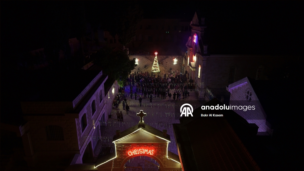 بعد انقطاع 14 عاما.. إضاءة شجرة الميلاد في قرية بإدلب السورية