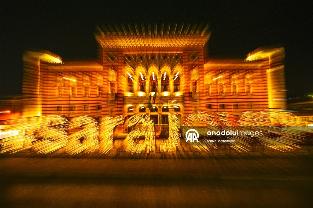 Мосты в Сараево осветили новогодней иллюминацией