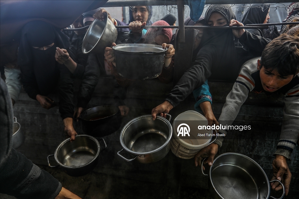 Gazze'nin Han Yunus kentindeki Filistinlilere yemek dağıtımı yapıldı