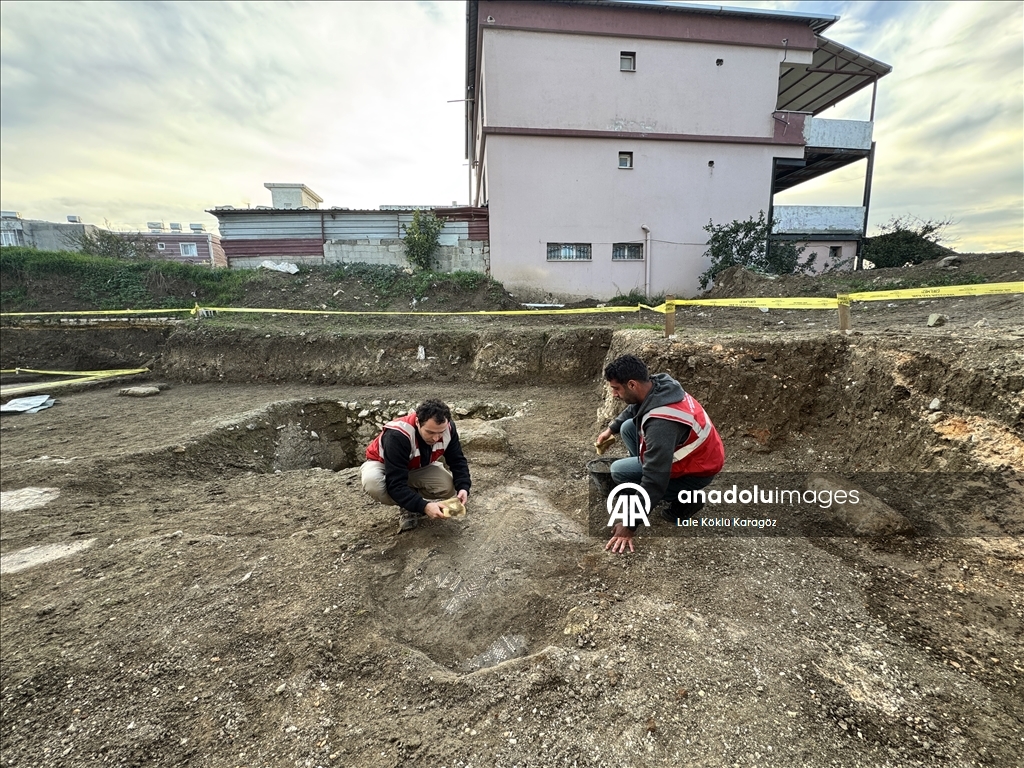 تركيا تستكمل استخراج فسيفساء تحمل نقوشا يونانية