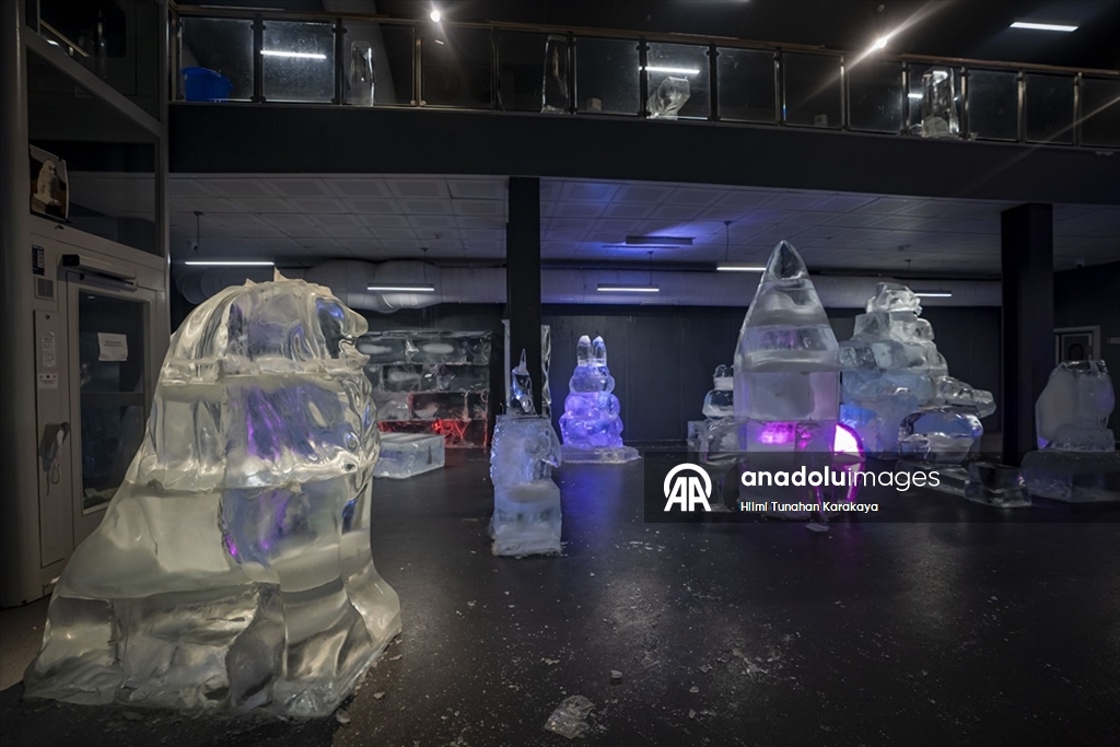 Türk kültüründe öne çıkan karakter ve malzemeleri buza işlediler