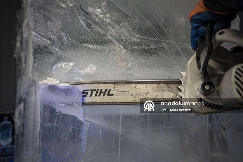 Türk kültüründe öne çıkan karakter ve malzemeleri buza işlediler