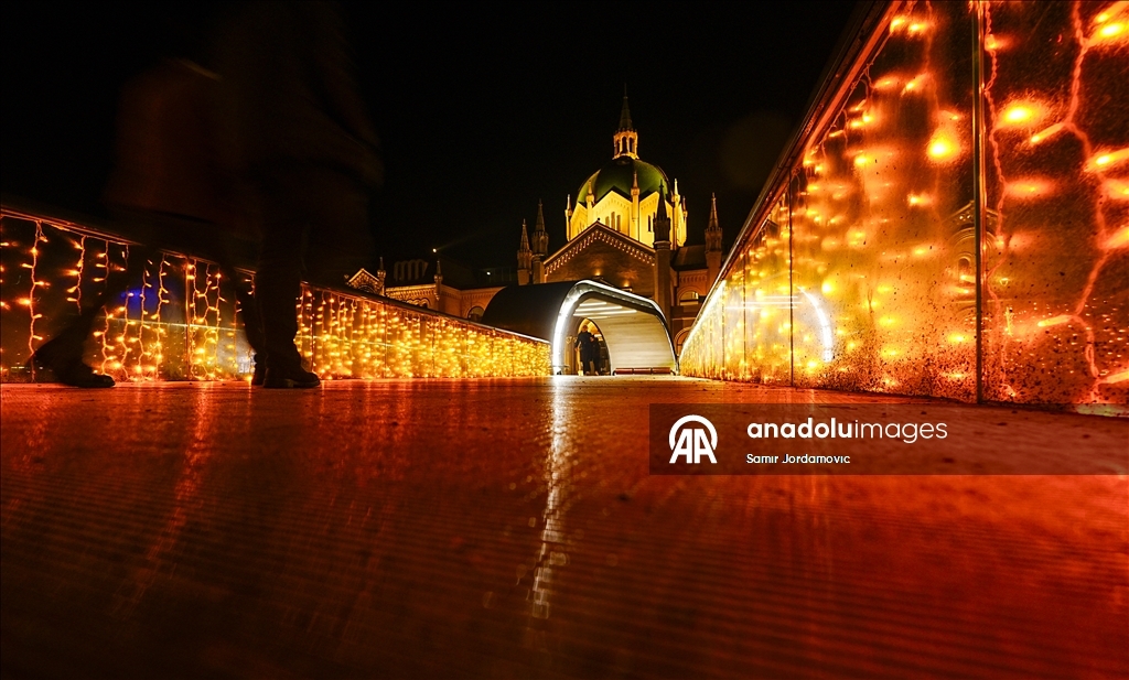 Мосты в Сараево осветили новогодней иллюминацией