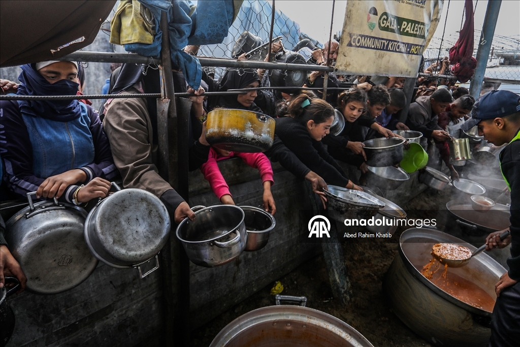 Gazze'nin Han Yunus kentindeki Filistinlilere yemek dağıtımı yapıldı