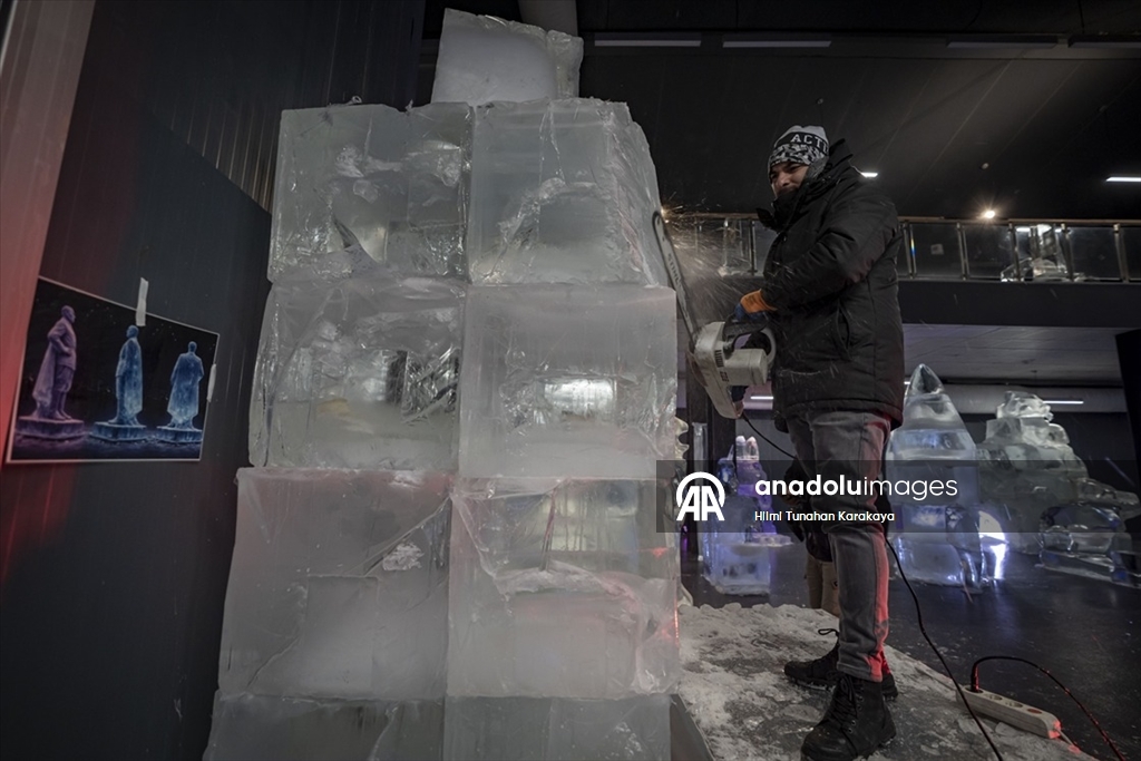 Türk kültüründe öne çıkan karakter ve malzemeleri buza işlediler