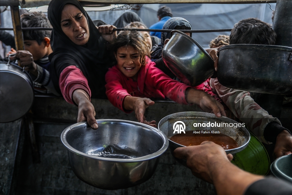 Gazze'nin Han Yunus kentindeki Filistinlilere yemek dağıtımı yapıldı