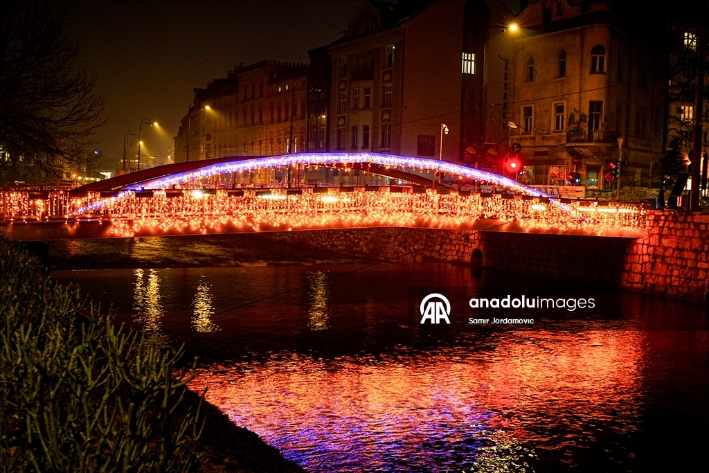 Мосты в Сараево осветили новогодней иллюминацией