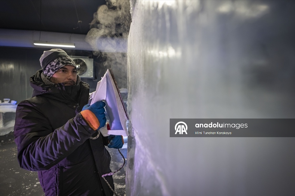 Türk kültüründe öne çıkan karakter ve malzemeleri buza işlediler