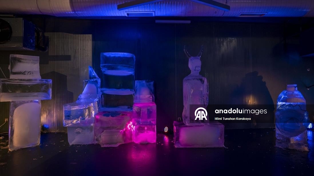 Türk kültüründe öne çıkan karakter ve malzemeleri buza işlediler