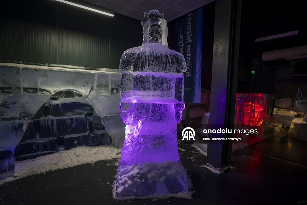 Türk kültüründe öne çıkan karakter ve malzemeleri buza işlediler