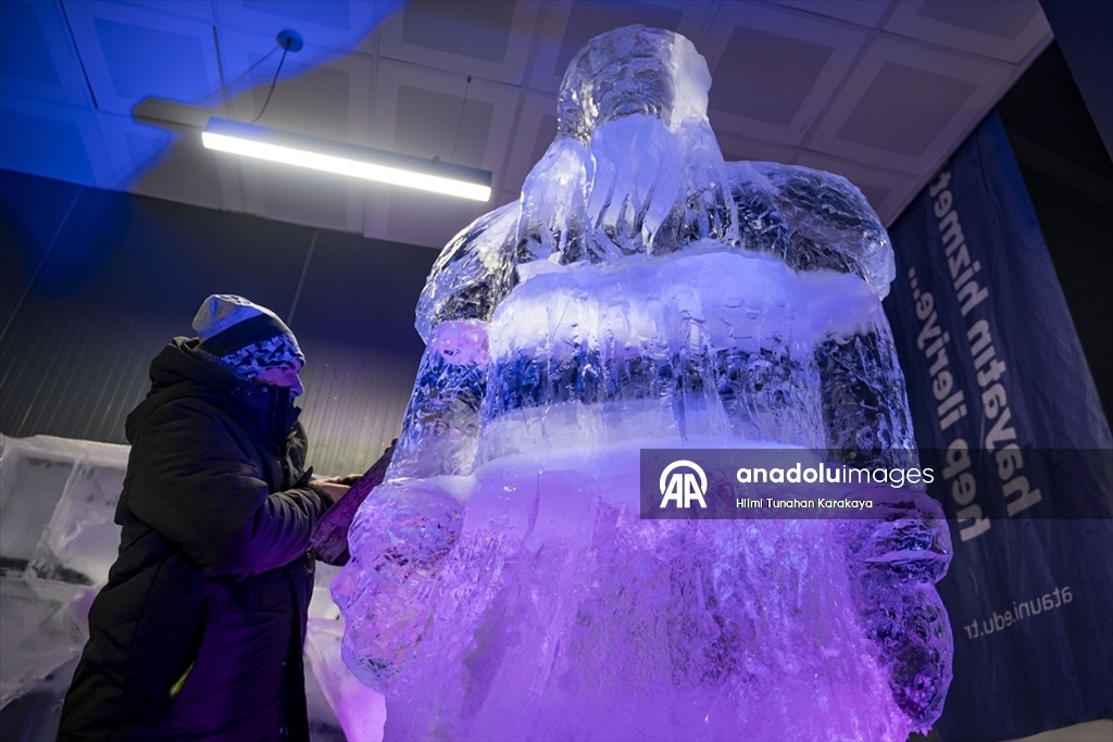 Türk kültüründe öne çıkan karakter ve malzemeleri buza işlediler