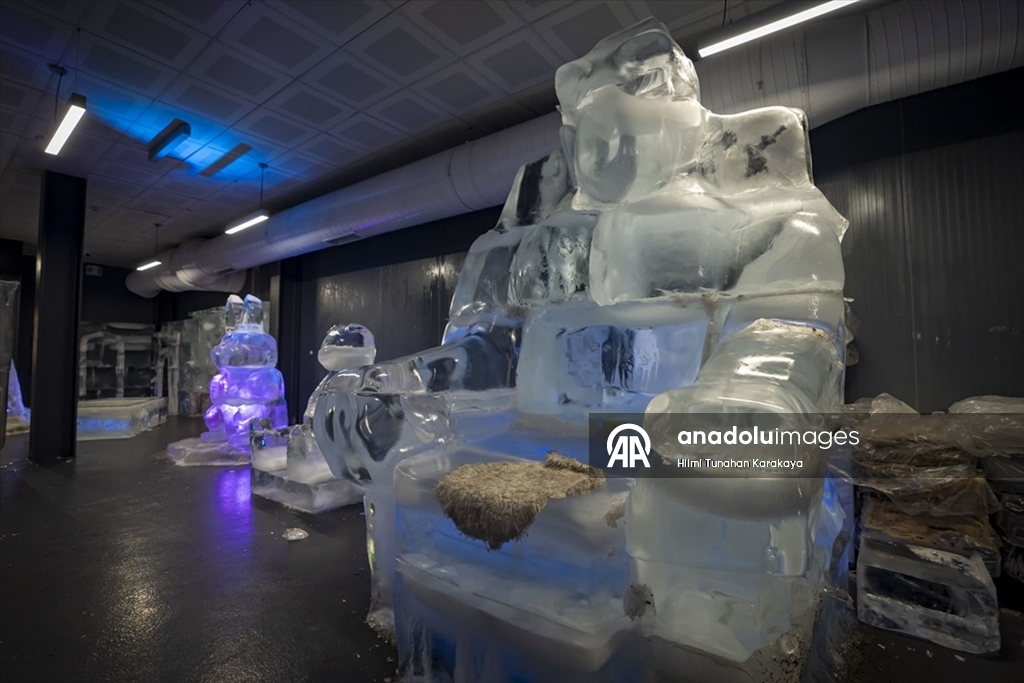 Türk kültüründe öne çıkan karakter ve malzemeleri buza işlediler