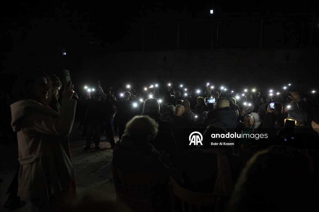 بعد انقطاع 14 عاما.. إضاءة شجرة الميلاد في قرية بإدلب السورية