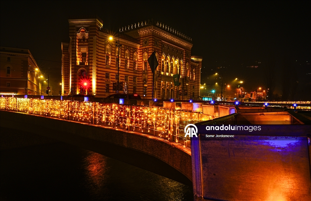 Мосты в Сараево осветили новогодней иллюминацией