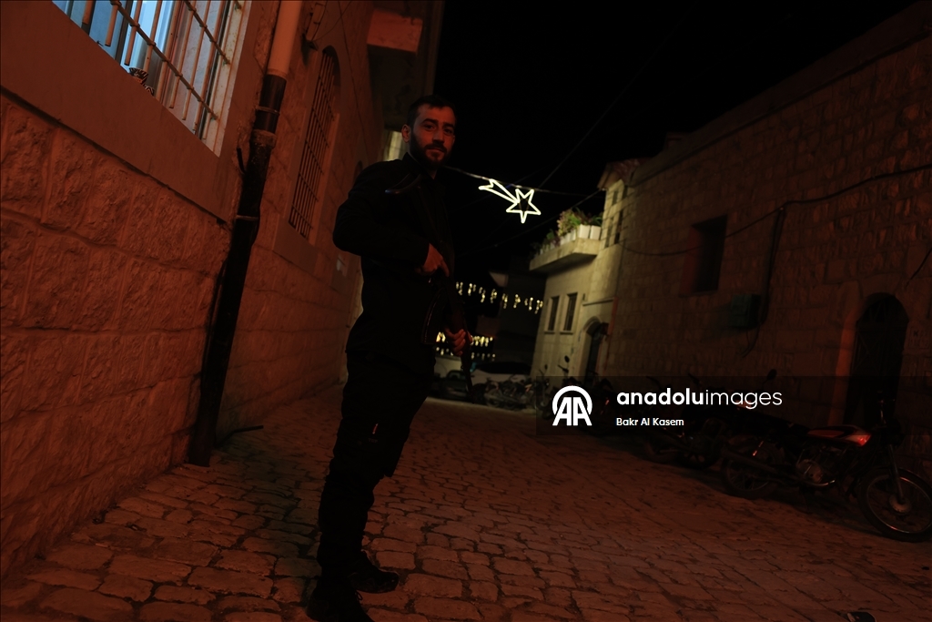 بعد انقطاع 14 عاما.. إضاءة شجرة الميلاد في قرية بإدلب السورية