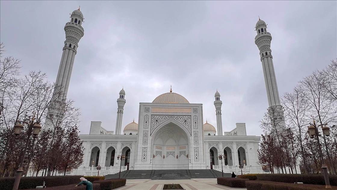 Rusya’da mimarisiyle öne çıkan "Müslümanların Gururu" Camisi ziyaretçilerin ilgi odağı