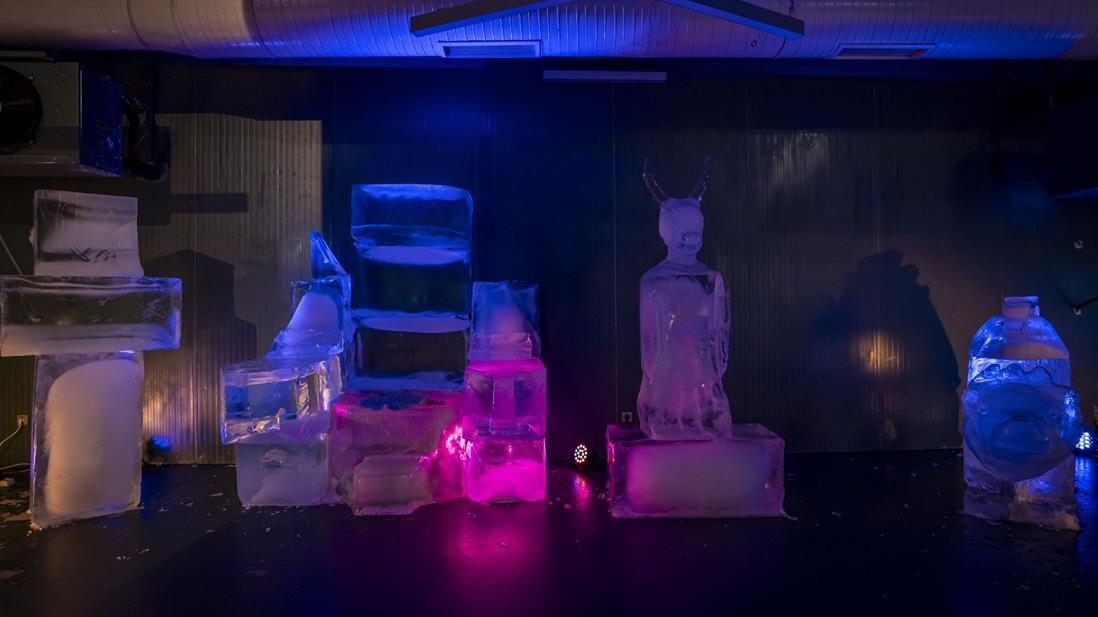 Türk kültüründe öne çıkan karakter ve malzemeleri buza işlediler