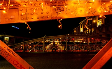 Мосты в Сараево осветили новогодней иллюминацией