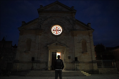 بعد انقطاع 14 عاما.. إضاءة شجرة الميلاد في قرية بإدلب السورية