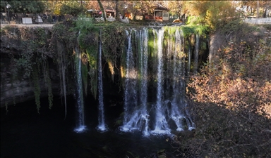 وجهة طبيعية بارزة في أنطاليا التركية.. شلال دودن يستقطب 900 ألف سائح