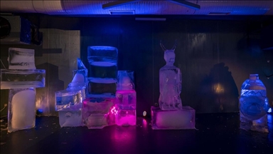 Türk kültüründe öne çıkan karakter ve malzemeleri buza işlediler