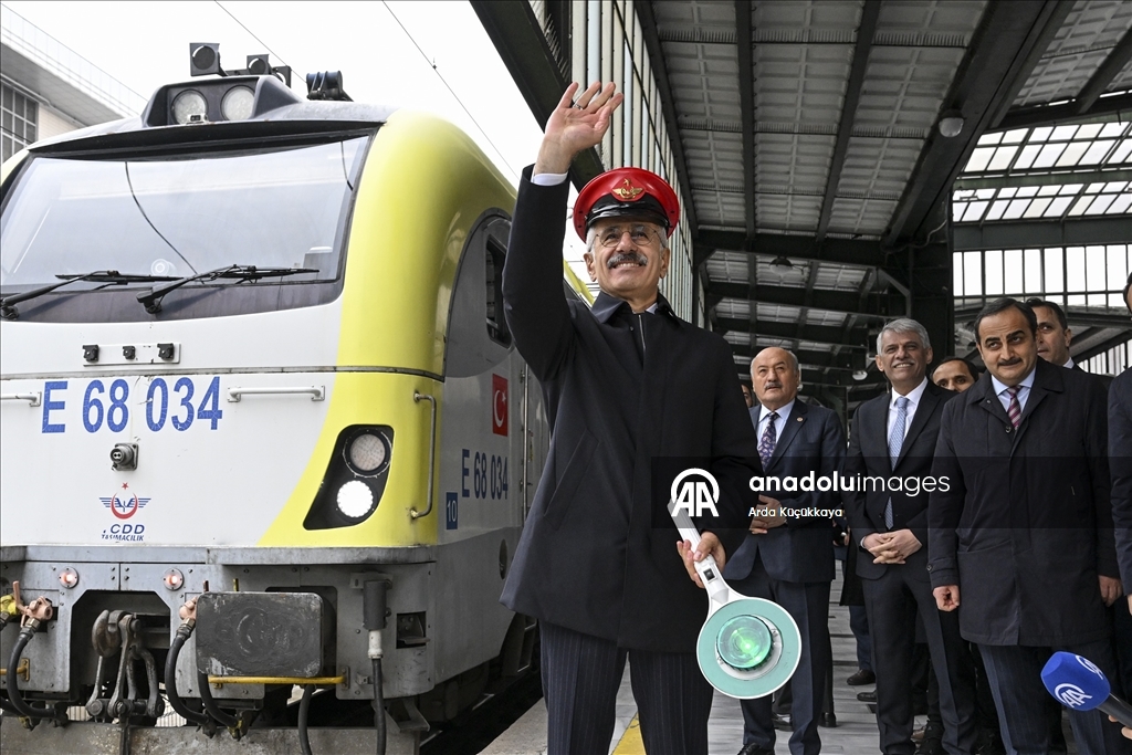 Bakan Uraloğlu, Turistik Doğu Ekspresi'nin yeni sezondaki ilk seferini uğurladı