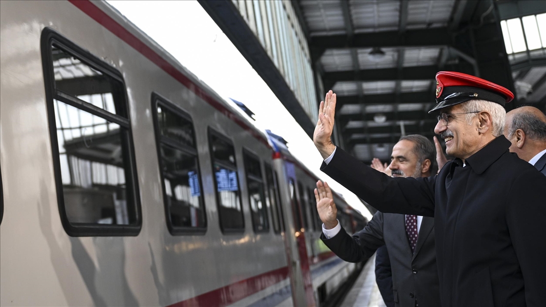 Bakan Uraloğlu, Turistik Doğu Ekspresi'nin yeni sezondaki ilk seferini uğurladı